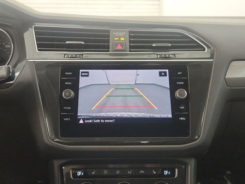 Used 2018 Volkswagen Tiguan SEL AWD/4WD image 25