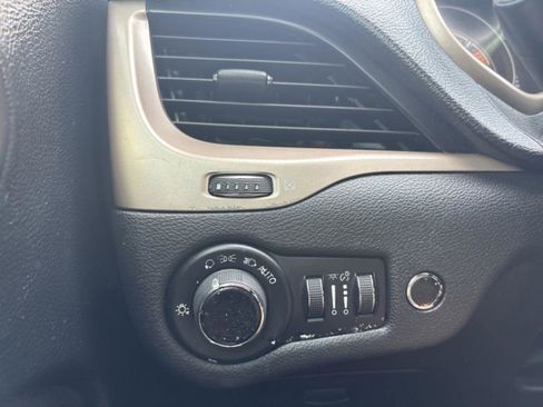 Used 2017 Jeep Cherokee Latitude w/ Comfort/Convenience Group FWD image 18