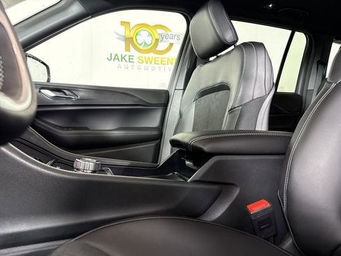 New 2025 Jeep Grand Cherokee Altitude image 28