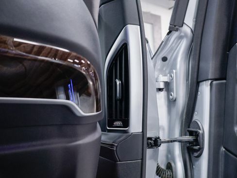 Used 2020 BMW ALPINA B7 xDrive w/ Luxury Rear Seating Package image 42