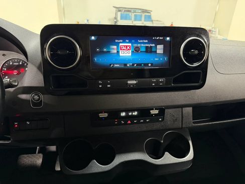 Used 2022 Mercedes-Benz Sprinter 2500 image 42