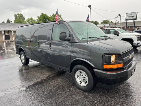 Used 2017 Chevrolet Express 3500 Extended RWD image 4