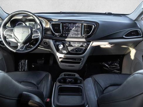 Used 2019 Chrysler Pacifica Touring-L w/ Tire & Wheel Group image 22