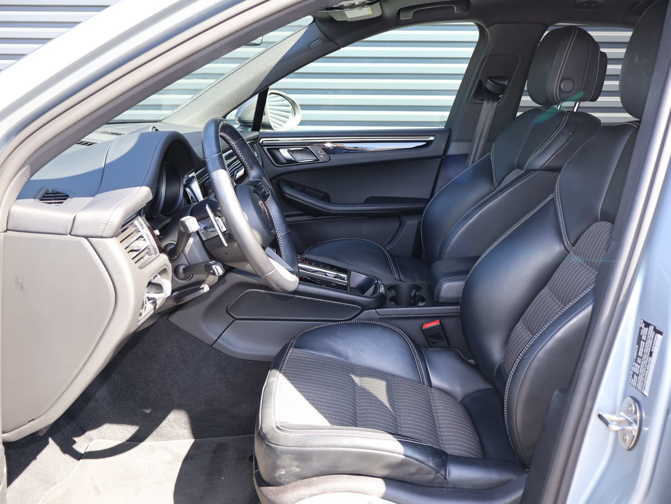 Used 2024 Porsche Macan Turbo AWD/4WD image 5
