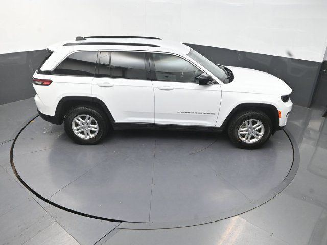 Used 2025 Jeep Grand Cherokee Laredo AWD/4WD image 18