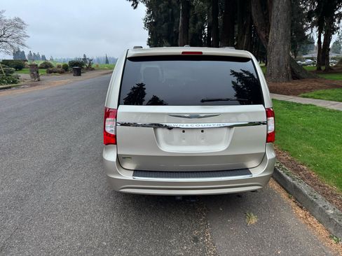 Used 2016 Chrysler Town & Country Touring image 3