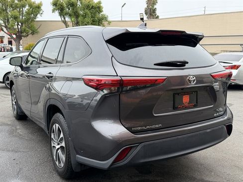 Used 2022 Toyota Highlander XLE AWD/4WD image 16