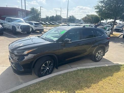 Used 2023 Toyota Highlander XLE AWD/4WD image 7