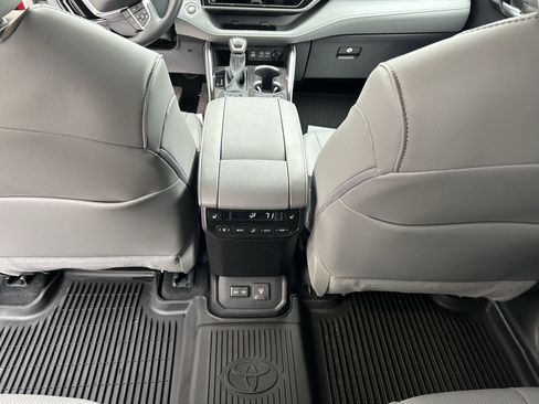 Certified 2025 Toyota Highlander Platinum image 22
