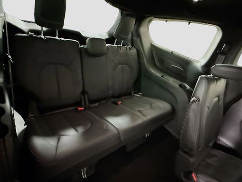 Used 2020 Chrysler Pacifica Touring-L Plus w/ Advanced Safetytec Group FWD image 20