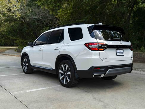 Used 2025 Honda Pilot Touring image 7