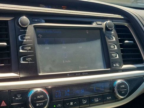 Used 2019 Toyota Highlander XLE image 24