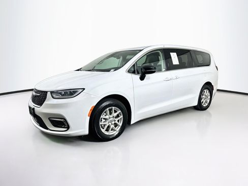 Used 2024 Chrysler Pacifica Touring-L FWD image 3