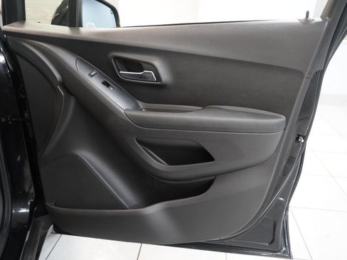 Used 2020 Chevrolet Trax LS FWD image 29