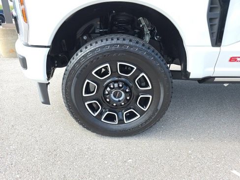 Used 2025 Ford F250 Platinum image 9