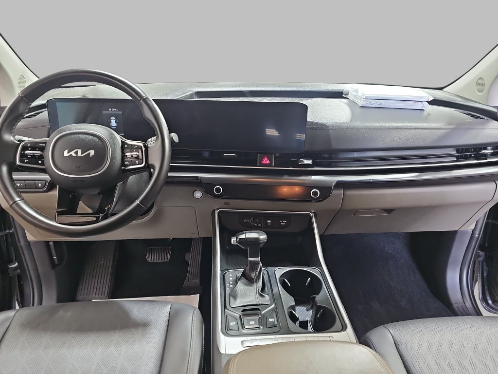 Used 2025 Kia Carnival FWD image 11