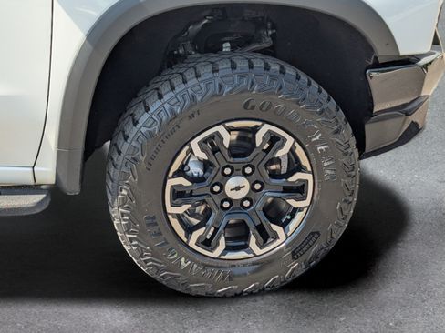 Used 2023 Chevrolet Silverado 1500 ZR2 w/ Technology Package AWD/4WD image 6