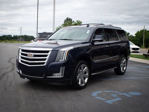 Used 2018 Cadillac Escalade Luxury AWD/4WD image 24