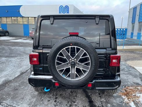 Used 2022 Jeep Wrangler Unlimited Sahara w/ Cold Weather Group image 4