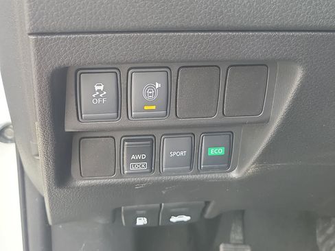 Used 2017 Nissan Rogue SV image 26