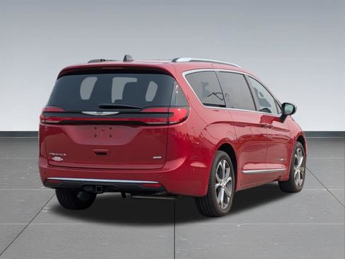 Used 2025 Chrysler Pacifica Pinnacle w/ Trailer Tow Group AWD/4WD image 5