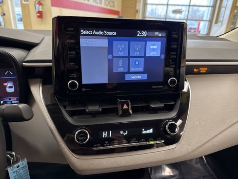 Used 2022 Toyota Corolla LE FWD image 45