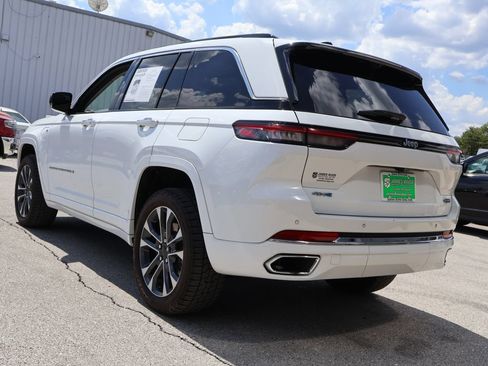 Used 2022 Jeep Grand Cherokee Overland w/ Luxury Tech Group IV AWD/4WD image 3