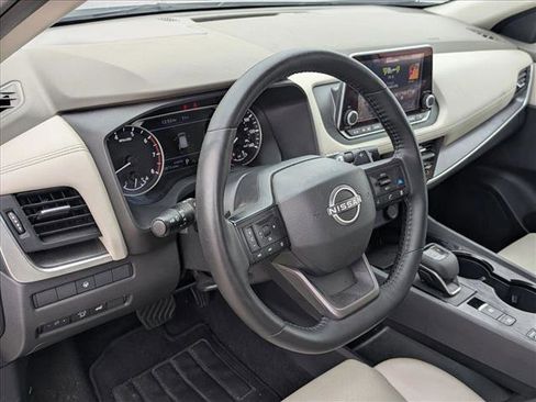 Used 2025 Nissan Rogue SV w/ SV Premium Package FWD image 10