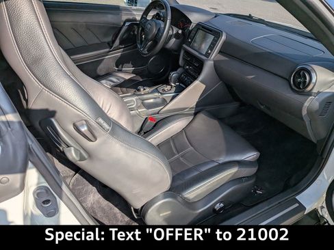 Used 2021 Nissan GT-R Premium image 15