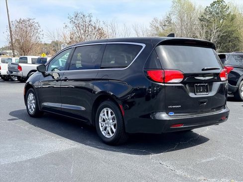 Used 2023 Chrysler Voyager LX image 6