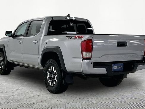 Used 2017 Toyota Tacoma TRD Off-Road w/ Premium & Technology Package image 4