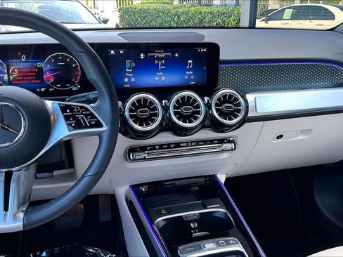 Used 2025 Mercedes-Benz GLB 250 image 6