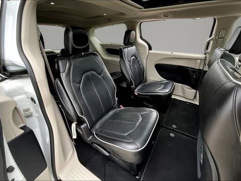 Used 2023 Chrysler Pacifica Limited FWD image 24