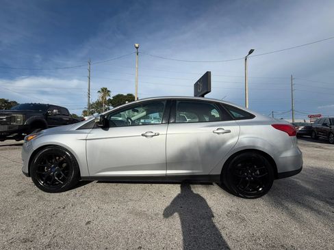 Used 2016 Ford Focus SE w/ Equipment Group 201A FWD image 3