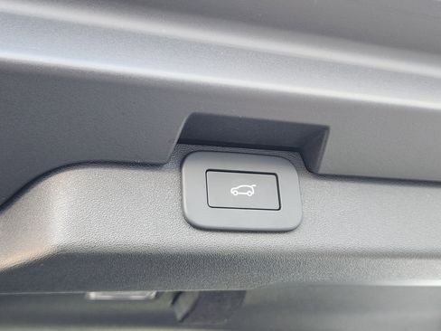 New 2025 Land Rover Discovery Dynamic SE image 34