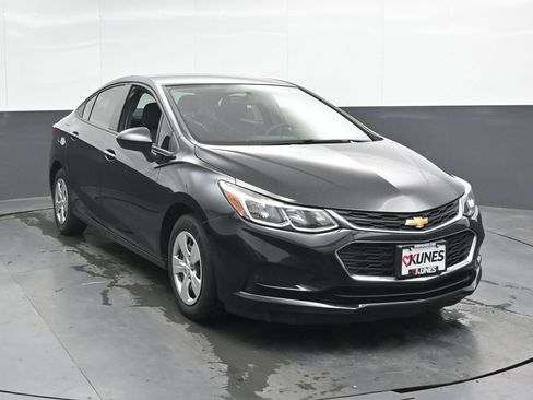 Used 2017 Chevrolet Cruze LS FWD image 5