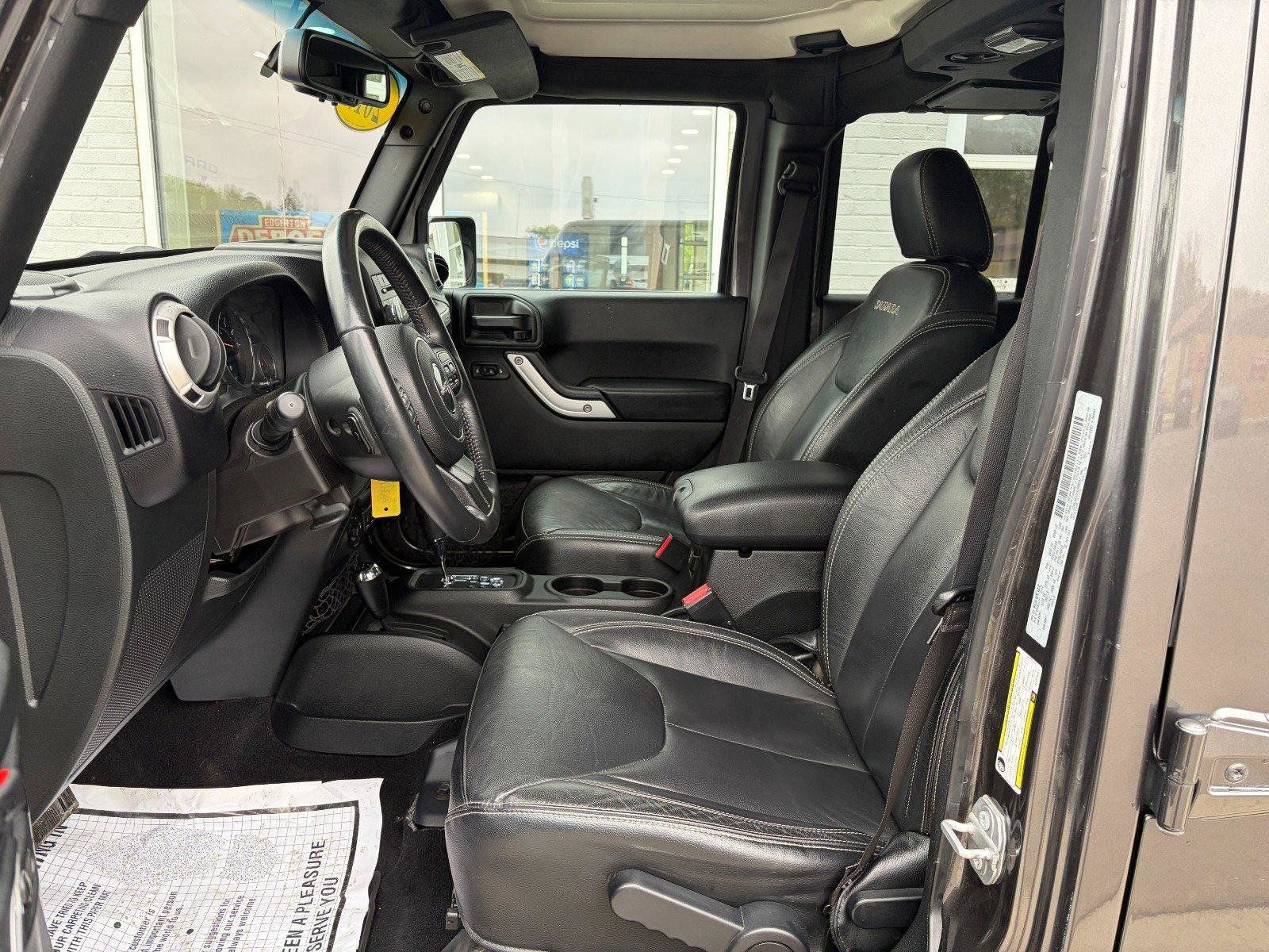 Used 2017 Jeep Wrangler Unlimited Sahara w/ Connectivity Group AWD/4WD image 8