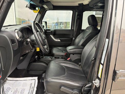 Used 2017 Jeep Wrangler Unlimited Sahara w/ Connectivity Group AWD/4WD image 8
