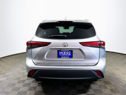 Used 2022 Toyota Highlander XLE AWD/4WD image 6