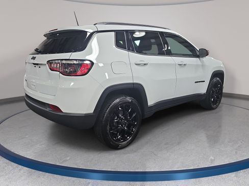 Used 2026 Jeep Compass Latitude AWD/4WD image 5