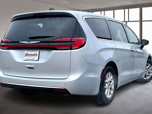 Used 2024 Chrysler Pacifica Touring-L image 6
