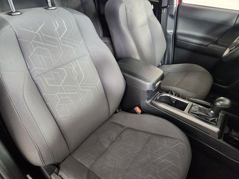 Used 2017 Toyota Tacoma TRD Off-Road image 10