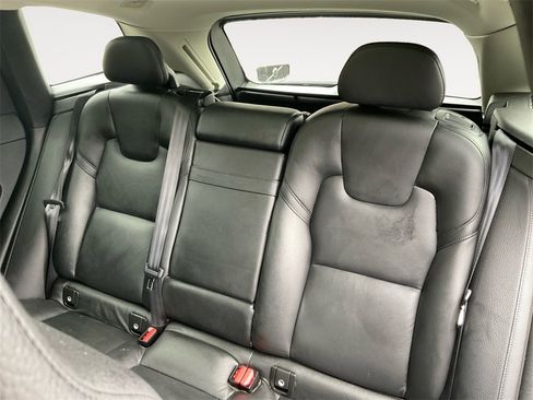 Used 2019 Volvo XC60 T6 Momentum w/ Premium Package image 13