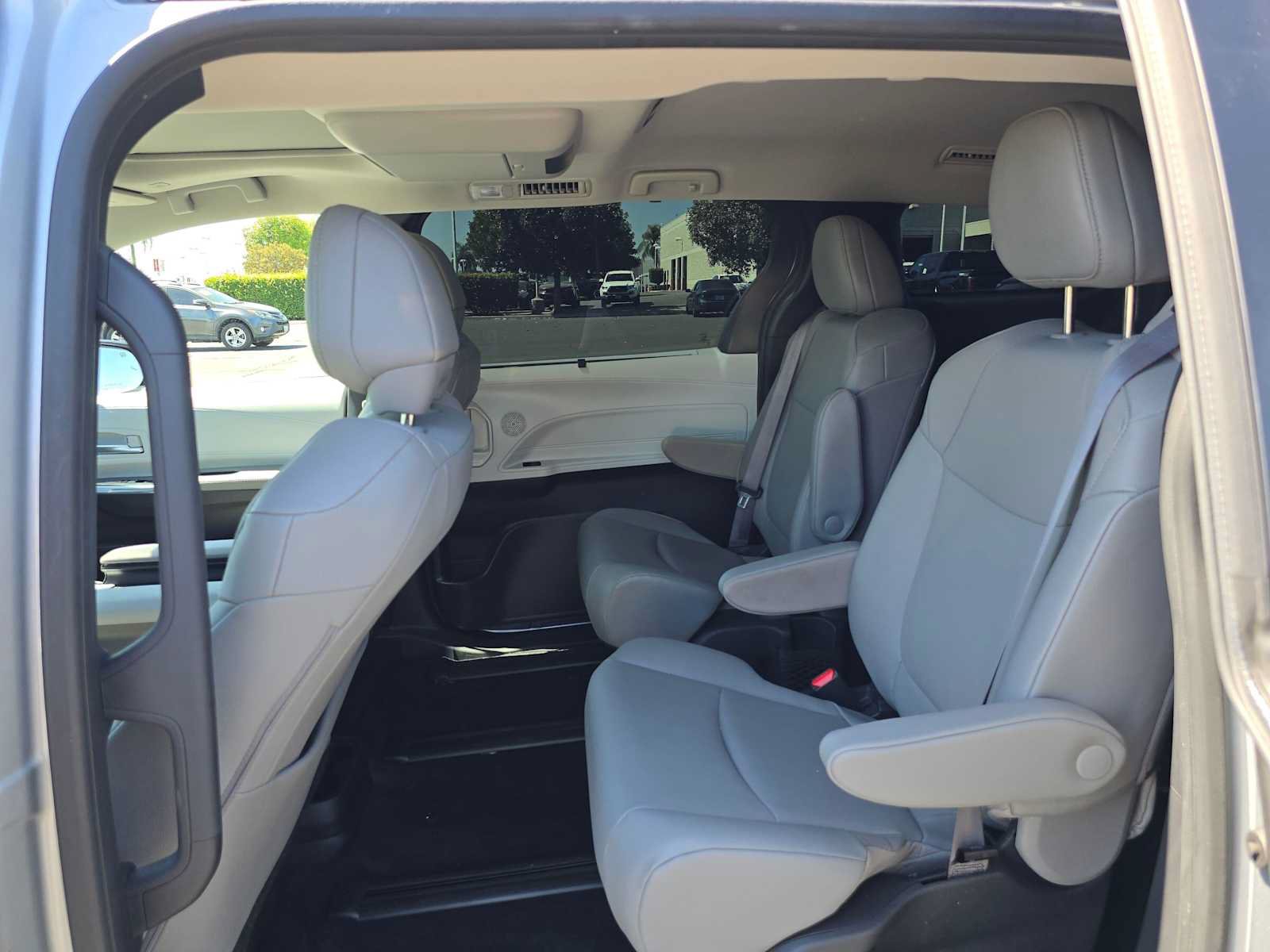 Certified 2025 Toyota Sienna XLE w/ XLE Plus Package FWD image 18