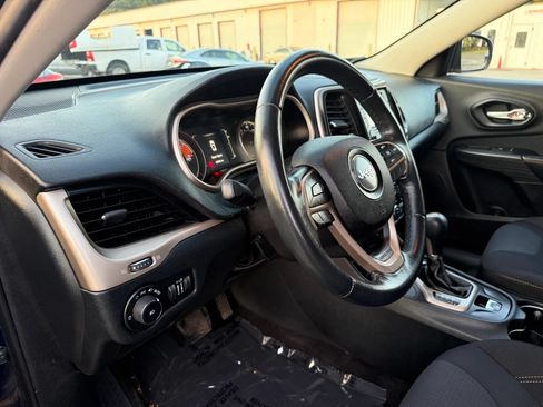 Used 2016 Jeep Cherokee Latitude AWD/4WD image 17