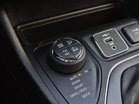 Used 2019 Jeep Cherokee Trailhawk image 25