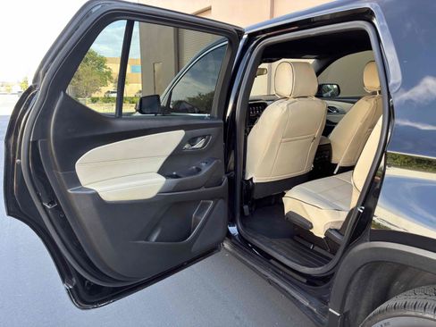 Used 2022 Chevrolet Traverse LS FWD image 51