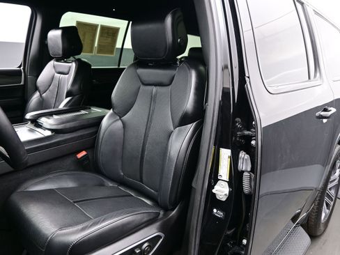 Used 2024 Jeep Wagoneer L Series II w/ Flexible Seating Group AWD/4WD image 11