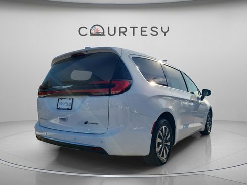 Used 2024 Chrysler Pacifica Select image 5