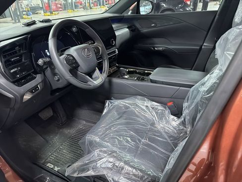 Used 2025 Lexus RX 350 w/ Convenience Package image 4
